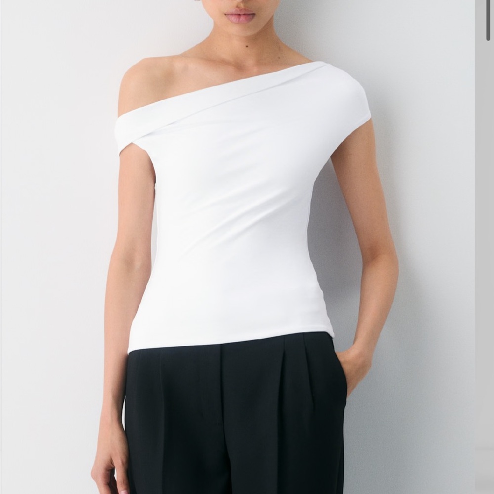 Aritzia original contour ravish top white
